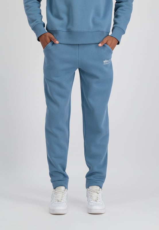Nuestro jogger-hoody ofrece la máxima comodidad y estilo, perfecto para hombres que buscan lo mejor de ambos mundos. Está confeccionado en un suave tejido de felpa cepillada y presenta un corte ajustado que favorece la figura.