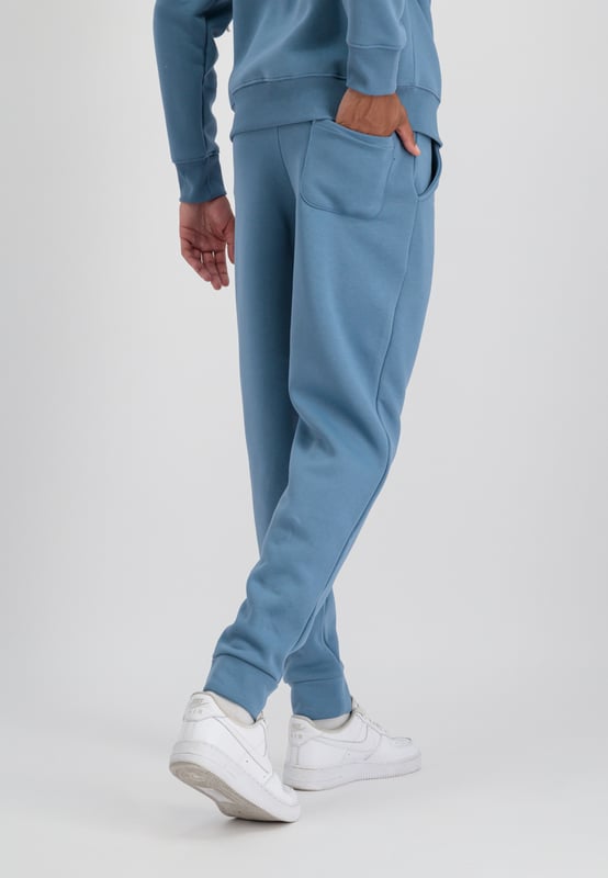 Nuestro jogger-hoody ofrece la máxima comodidad y estilo, perfecto para hombres que buscan lo mejor de ambos mundos. Está confeccionado en un suave tejido de felpa cepillada y presenta un corte ajustado que favorece la figura.