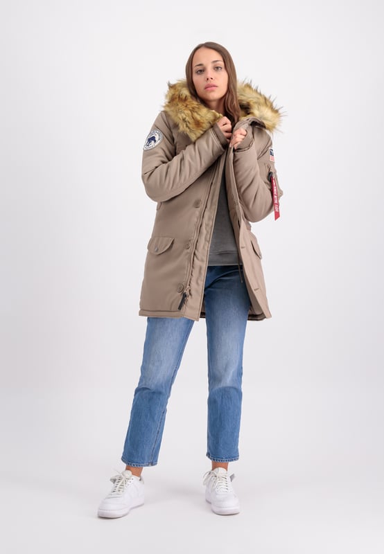 The Polar Jacket Women from Alpha Industries offers protection and a bold design. The durable TT Oxford material ensures long-lasting wear. The warm, removable faux fur collar provides flexibility. Five outer pockets and one inner pocket offer plenty of storage space. Ribbed cuffs ensure a secure fit. The utility pocket with RBF Tag highlights the signature look. Leather eyelets, logo embroidery, and patches add style and an outdoor character. Ideal for urban life and adventures.