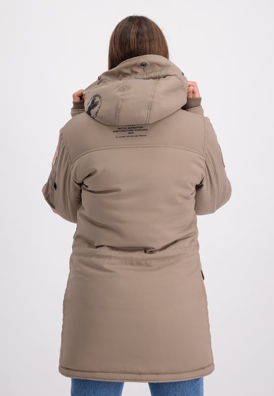 The Polar Jacket Women from Alpha Industries offers protection and a bold design. The durable TT Oxford material ensures long-lasting wear. The warm, removable faux fur collar provides flexibility. Five outer pockets and one inner pocket offer plenty of storage space. Ribbed cuffs ensure a secure fit. The utility pocket with RBF Tag highlights the signature look. Leather eyelets, logo embroidery, and patches add style and an outdoor character. Ideal for urban life and adventures.