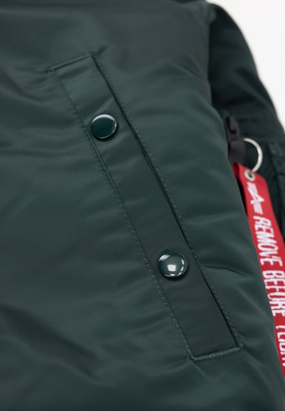La chaqueta de invierno N3B VF 59 de Alpha Industries es una chaqueta de corte entallado con el "corte vintage de 1959". La chaqueta está confeccionada en resistente nailon Flight.