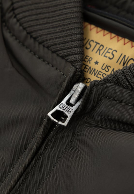 Het MA-1 TT bomberjack is een geweldige keuze voor kinderen. Het is gemaakt van 2Tone nylon en heeft een mouwzak. De RBF Tag is een mooie toevoeging aan dit jack.