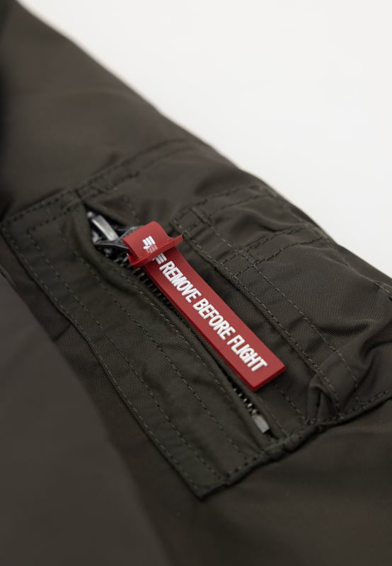 Het MA-1 TT bomberjack is een geweldige keuze voor kinderen. Het is gemaakt van 2Tone nylon en heeft een mouwzak. De RBF Tag is een mooie toevoeging aan dit jack.