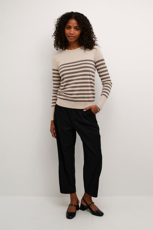 Dieser gestreifte Strickpullover ist eine elegante Wahl für deine Garderobe. Mit einer taillierten Passform und langen Ärmeln verleiht der Pullover einen Hauch von Raffinesse. Perfekt für sowohl den Alltag als auch besondere Anlässe.  Schonwäsche 30°, Nicht bleichen, Nicht im Trockner trocknen, Liegend trocken im Schatten, Kalt bügeln max. 110° C, Trockenreinigung  80% Viskose,20% Nylon