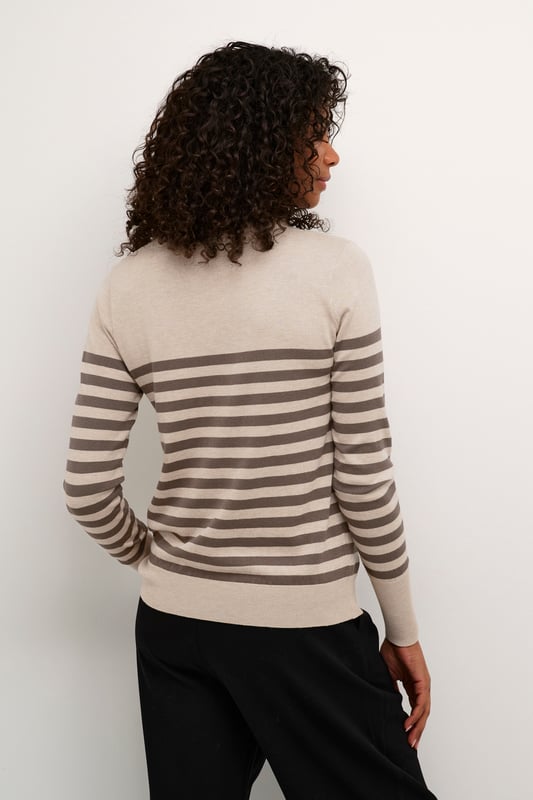 Dieser gestreifte Strickpullover ist eine elegante Wahl für deine Garderobe. Mit einer taillierten Passform und langen Ärmeln verleiht der Pullover einen Hauch von Raffinesse. Perfekt für sowohl den Alltag als auch besondere Anlässe.  Schonwäsche 30°, Nicht bleichen, Nicht im Trockner trocknen, Liegend trocken im Schatten, Kalt bügeln max. 110° C, Trockenreinigung  80% Viskose,20% Nylon