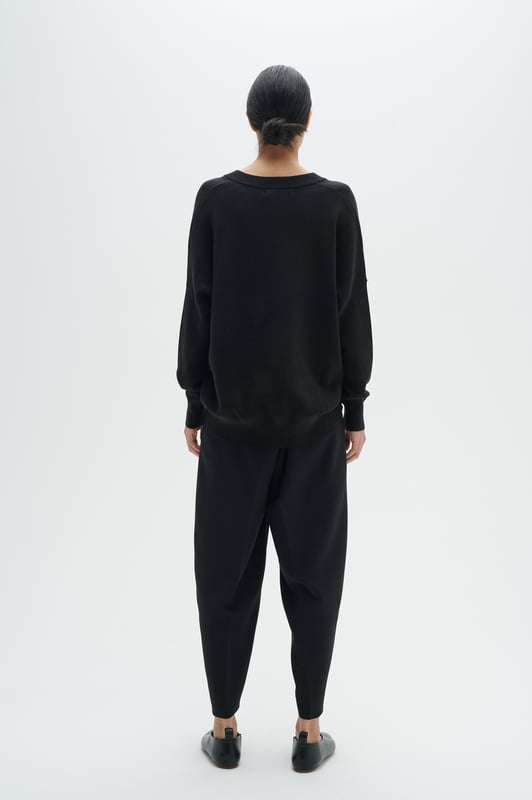 Relaxed fit,Lange mouwen  Fijne was 30°, niet bleken, niet in de droger drogen, Liggend laten drogen in de schaduw, warm strijken max. 150° C, Droogreiniging  100% Katoen