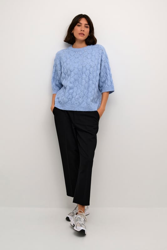 Loose fit,Ellenbogenlänge  Extra schonwäsche 30°, Nicht bleichen, Nicht im Trockner trocknen, Liegend trocken im Schatten, Kalt bügeln max. 110° C, Trockenreinigung  58% Polyester (Recycelt),20% Polyester,13% Polyacryl,6% Wolle,3% Elasthan
