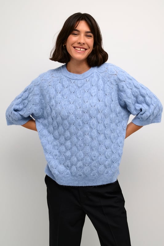 Loose fit,Ellenbogenlänge  Extra schonwäsche 30°, Nicht bleichen, Nicht im Trockner trocknen, Liegend trocken im Schatten, Kalt bügeln max. 110° C, Trockenreinigung  58% Polyester (Recycelt),20% Polyester,13% Polyacryl,6% Wolle,3% Elasthan