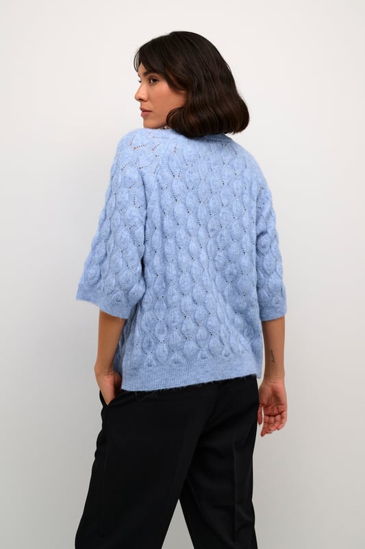 Loose fit,Ellenbogenlänge  Extra schonwäsche 30°, Nicht bleichen, Nicht im Trockner trocknen, Liegend trocken im Schatten, Kalt bügeln max. 110° C, Trockenreinigung  58% Polyester (Recycelt),20% Polyester,13% Polyacryl,6% Wolle,3% Elasthan