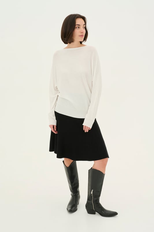Pullover für Damen mit entspannter Passform und Bootsausschnitt. Lange Ärmel und weiches Material garantieren angenehmen Tragekomfort – perfekt für Alltag und Büro.  Schonwäsche 30°, Nicht bleichen, Nicht im Trockner trocknen, Liegend trocken., Kalt bügeln max. 110° C, Nicht trockenreinigen  82% Viskose (LENZING™ ECOVERO™),18% Elasthan