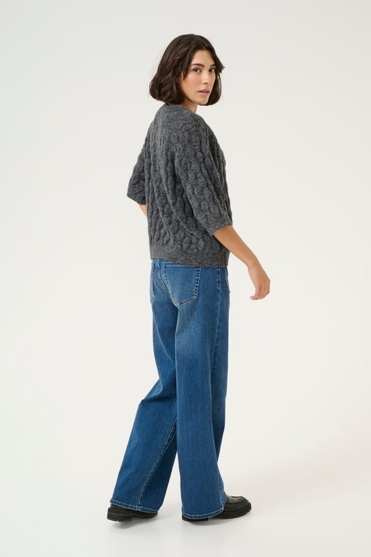 Loose fit,Ellenbogenlänge  Extra schonwäsche 30°, Nicht bleichen, Nicht im Trockner trocknen, Liegend trocken im Schatten, Kalt bügeln max. 110° C, Trockenreinigung  58% Polyester (Recycelt),20% Polyester,13% Polyacryl,6% Wolle,3% Elasthan