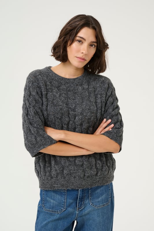 Loose fit,Ellenbogenlänge  Extra schonwäsche 30°, Nicht bleichen, Nicht im Trockner trocknen, Liegend trocken im Schatten, Kalt bügeln max. 110° C, Trockenreinigung  58% Polyester (Recycelt),20% Polyester,13% Polyacryl,6% Wolle,3% Elasthan