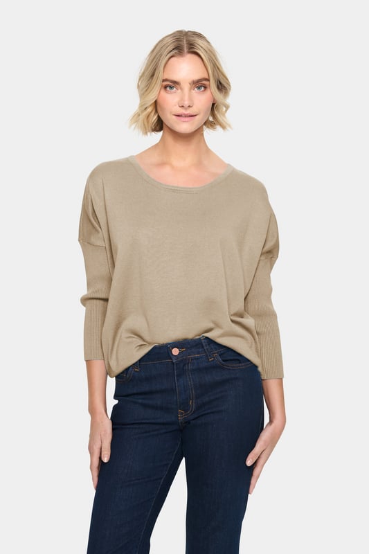 Casual fit,3/4 mouwen  Fijne was 30°, niet bleken, niet in de droger drogen, Liggend laten drogen., koud strijken max. 110° C, Chemisch laten reinigen.  80% Viscose,20% Polyamide