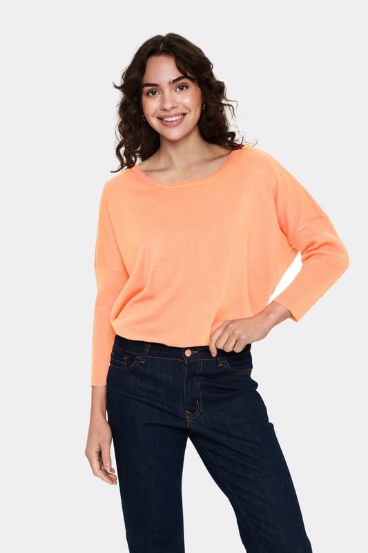 Casual fit,3/4 mouwen  Fijne was 30°, niet bleken, niet in de droger drogen, Liggend laten drogen., koud strijken max. 110° C, Chemisch laten reinigen.  80% Viscose,20% Polyamide