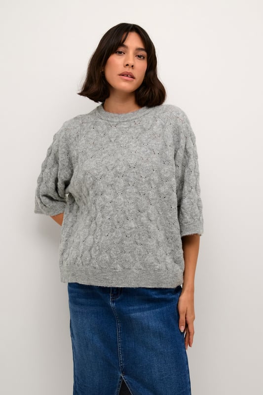 Loose fit,Elleboog lengte  Extra fijne was 30°, niet bleken, niet in de droger drogen, Liggend laten drogen in de schaduw, koud strijken max. 110° C, Droogreiniging  58% Polyester (Gerecycled),20% Polyester,13% Acryl,6% Wol,3% Elastaan