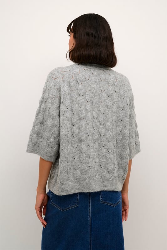 Loose fit,Elleboog lengte  Extra fijne was 30°, niet bleken, niet in de droger drogen, Liggend laten drogen in de schaduw, koud strijken max. 110° C, Droogreiniging  58% Polyester (Gerecycled),20% Polyester,13% Acryl,6% Wol,3% Elastaan