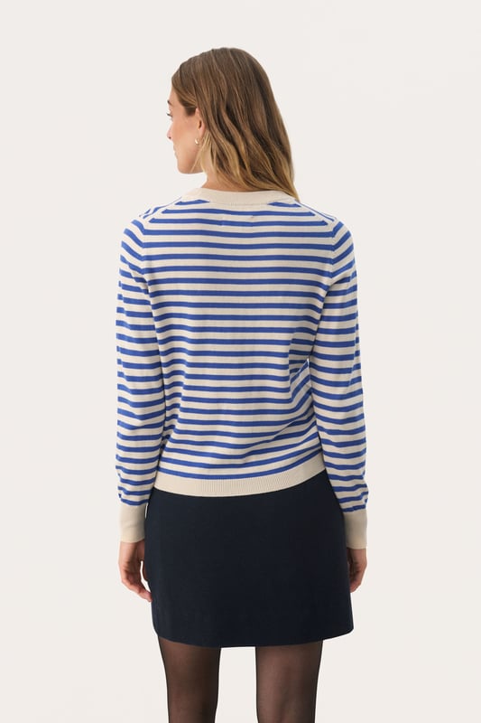 Gemakkelijk te breien trui voor dames met een tijdloze, rechte pasvorm en ronde hals. Lange mouwen en ribboorden zorgen voor comfort en veelzijdigheid, zowel voor alledaags gebruik als op het werk.  Fijne was 30°, niet bleken, niet in de droger drogen, Liggend laten drogen in de schaduw, koud strijken max. 110° C, Droogreiniging  100% Katoen (Organisch)