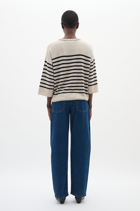 Casual fit,Lange mouwen  Fijne was 30°, niet bleken, niet in de droger drogen, Liggend laten drogen in de schaduw, warm strijken max. 150° C, Droogreiniging  65% Polyester,35% Viscose