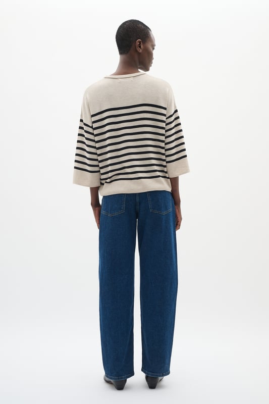 Casual fit,Lange mouwen  Fijne was 30°, niet bleken, niet in de droger drogen, Liggend laten drogen in de schaduw, warm strijken max. 150° C, Droogreiniging  65% Polyester,35% Viscose