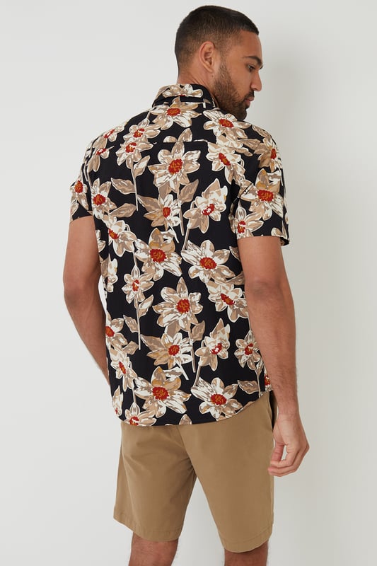 This short sleeved tropical print shirt from Threadbare features an all-over floral print and a button-down collar. The lightweight cotton fabric is ideal for keeping cool. Team with shorts or jeans for a fun, casual look.