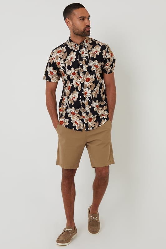 This short sleeved tropical print shirt from Threadbare features an all-over floral print and a button-down collar. The lightweight cotton fabric is ideal for keeping cool. Team with shorts or jeans for a fun, casual look.