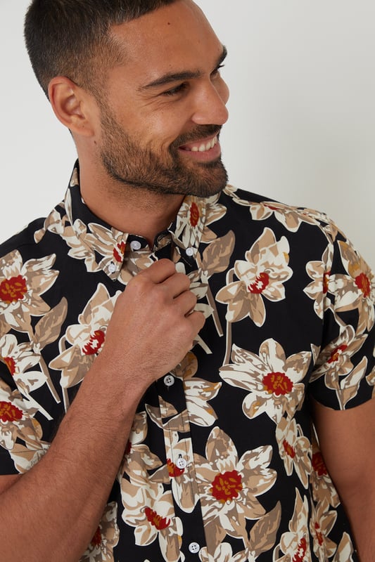 This short sleeved tropical print shirt from Threadbare features an all-over floral print and a button-down collar. The lightweight cotton fabric is ideal for keeping cool. Team with shorts or jeans for a fun, casual look.