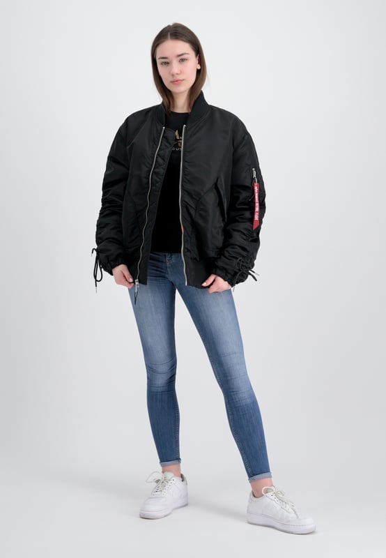 De CWU MA-1 Bomberjack voor dames van ALPHA INDUSTRIES overtuigt met een coole oversized fit en zijzakken. De licht gevoerde jas is een echte eyecatcher en beschermt je dankzij de ritssluiting betrouwbaar tegen wind en weer.