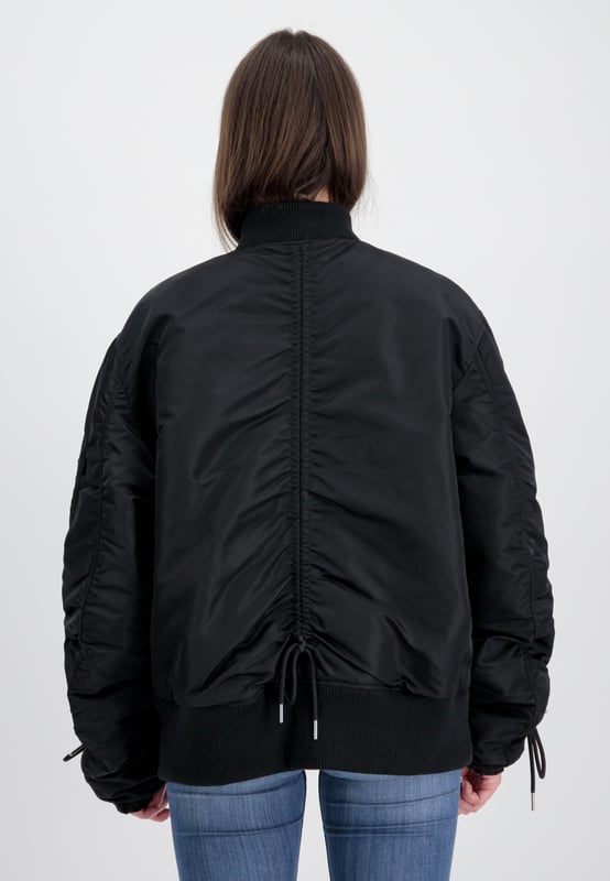 De CWU MA-1 Bomberjack voor dames van ALPHA INDUSTRIES overtuigt met een coole oversized fit en zijzakken. De licht gevoerde jas is een echte eyecatcher en beschermt je dankzij de ritssluiting betrouwbaar tegen wind en weer.