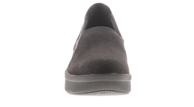 Los zapatos Step Rose Moon cuentan con un diseño elegante y contemporáneo que agrega un toque de sofisticación a su conjunto. La parte superior está elaborada con materiales de alta calidad, lo que garantiza la durabilidad y un aspecto refinado. Las líneas limpias y la silueta minimalista crean un zapato versátil que pasa perfectamente de día a noche, lo que le permite elevar sin esfuerzo cualquier atuendo.

Diseñado con su comodidad en mente, estos zapatos cuentan con la innovadora tecnología de Clarks. La plantilla acolchada proporciona un soporte superior y absorbe el impacto, reduciendo la fatiga y asegurando un paso cómodo. La construcción liviana permite la facilidad de movimiento, mientras que la suela exterior flexible ofrece una excelente agarre y tracción en varias superficies.

Además de su diseño centrado en la confort, los zapatos Step Rose Moon también muestran detalles elegantes. El cierre de cordones permite un ajuste seguro y ajustable, al tiempo que agrega un toque elegante y deportivo a la estética general. Las sutiles costuras y los elementos decorativos agregan un toque de interés visual, mejorando el atractivo general de estos zapatos.

Los zapatos Step Rose Moon son lo suficientemente versátiles como para complementar una amplia gama de atuendos y ocasiones. Combínalos con jeans y un top informal para un aspecto relajado pero de acuerdo, o vístelos con una falda o vestido para un conjunto más pulido. Desde hacer mandados hasta conocer amigos para el brunch, estos zapatos ofrecen el equilibrio perfecto de estilo y comodidad.

Con el compromiso de Clarks con la calidad y la artesanía, los zapatos para mujeres Step Rose Moon están construidos para durar. Están diseñados para resistir las demandas de sus actividades diarias al tiempo que proporcionan una comodidad duradera. Ya sea que esté caminando por las calles de la ciudad o explorando nuevos destinos, estos zapatos lo mantendrán luciendo y sentirse bien.

Eleve su estilo cotidiano con los zapatos de mujer Clarks Step Rose Moon. Experimente la combinación perfecta de moda y comodidad.