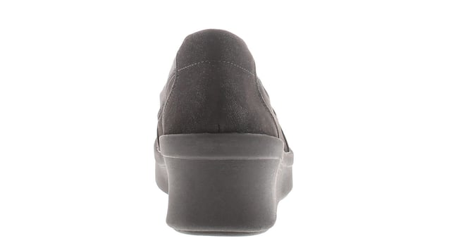 Los zapatos Step Rose Moon cuentan con un diseño elegante y contemporáneo que agrega un toque de sofisticación a su conjunto. La parte superior está elaborada con materiales de alta calidad, lo que garantiza la durabilidad y un aspecto refinado. Las líneas limpias y la silueta minimalista crean un zapato versátil que pasa perfectamente de día a noche, lo que le permite elevar sin esfuerzo cualquier atuendo.

Diseñado con su comodidad en mente, estos zapatos cuentan con la innovadora tecnología de Clarks. La plantilla acolchada proporciona un soporte superior y absorbe el impacto, reduciendo la fatiga y asegurando un paso cómodo. La construcción liviana permite la facilidad de movimiento, mientras que la suela exterior flexible ofrece una excelente agarre y tracción en varias superficies.

Además de su diseño centrado en la confort, los zapatos Step Rose Moon también muestran detalles elegantes. El cierre de cordones permite un ajuste seguro y ajustable, al tiempo que agrega un toque elegante y deportivo a la estética general. Las sutiles costuras y los elementos decorativos agregan un toque de interés visual, mejorando el atractivo general de estos zapatos.

Los zapatos Step Rose Moon son lo suficientemente versátiles como para complementar una amplia gama de atuendos y ocasiones. Combínalos con jeans y un top informal para un aspecto relajado pero de acuerdo, o vístelos con una falda o vestido para un conjunto más pulido. Desde hacer mandados hasta conocer amigos para el brunch, estos zapatos ofrecen el equilibrio perfecto de estilo y comodidad.

Con el compromiso de Clarks con la calidad y la artesanía, los zapatos para mujeres Step Rose Moon están construidos para durar. Están diseñados para resistir las demandas de sus actividades diarias al tiempo que proporcionan una comodidad duradera. Ya sea que esté caminando por las calles de la ciudad o explorando nuevos destinos, estos zapatos lo mantendrán luciendo y sentirse bien.

Eleve su estilo cotidiano con los zapatos de mujer Clarks Step Rose Moon. Experimente la combinación perfecta de moda y comodidad.