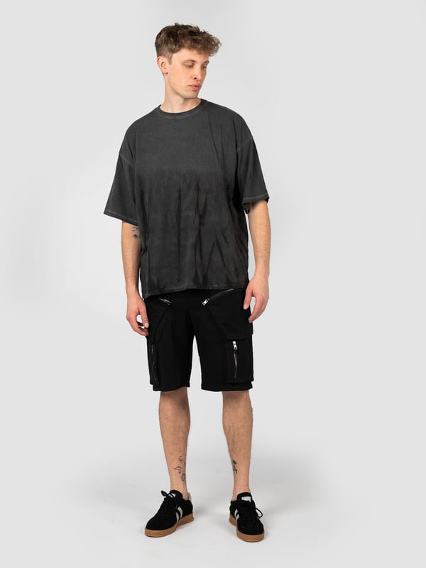 Los pantalones con cierre son la elección perfecta para quienes valoran la comodidad y la funcionalidad; su sólido cierre no solo facilita su uso, sino que también proporciona una apariencia elegante que combina perfectamente tanto con camisetas informales como con camisas elegantes, otorgando a cada atuendo un carácter refinado.

El corte simple de estos pantalones los hace extremadamente versátiles y adecuados para diferentes estilos, desde casual hasta más formal, al mismo tiempo que realzan la silueta, añadiendo ligereza, lo que los hace ideales para cualquier ocasión, desde reuniones de negocios hasta salidas de fin de semana con amigos.

Una banda elástica adicional en la cintura garantiza un ajuste perfecto para cualquier silueta y proporciona comodidad durante todo el día, independientemente de la intensidad de tus actividades, permitiendo libertad de movimiento, ya sea durante un paseo por la ciudad o en actividades deportivas.

En el frente, dos bolsillos no solo son prácticos, sino que también añaden un toque de estilo relajado, lo que los convierte en el lugar perfecto para guardar los objetos esenciales como llaves o teléfono, y su diseño discreto no altera la estética del conjunto.

En las piernas, cuatro bolsillos adicionales con cierre ofrecen aún más espacio de almacenamiento, lo que hace estos pantalones una elección extremadamente funcional para aquellos que necesitan tener todo a mano, mientras valoran el orden y la organización.

Hechos de tela de alta calidad, los pantalones garantizan durabilidad y confort al usarlos, y su suavidad y respirabilidad los hacen ideales para cualquier época del año, ofreciendo una sensación agradable en la piel tanto en días fríos como en el calor del verano.

Producidos en Italia, estos pantalones garantizan la más alta calidad y atención al detalle, lo que los convierte no solo en una opción práctica, sino también en una elegante para cualquier amante de la moda que desea destacar su individualidad y gusto refinado en cada situación.