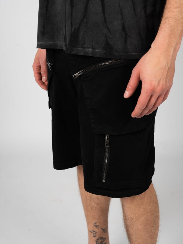 Los pantalones con cierre son la elección perfecta para quienes valoran la comodidad y la funcionalidad; su sólido cierre no solo facilita su uso, sino que también proporciona una apariencia elegante que combina perfectamente tanto con camisetas informales como con camisas elegantes, otorgando a cada atuendo un carácter refinado.

El corte simple de estos pantalones los hace extremadamente versátiles y adecuados para diferentes estilos, desde casual hasta más formal, al mismo tiempo que realzan la silueta, añadiendo ligereza, lo que los hace ideales para cualquier ocasión, desde reuniones de negocios hasta salidas de fin de semana con amigos.

Una banda elástica adicional en la cintura garantiza un ajuste perfecto para cualquier silueta y proporciona comodidad durante todo el día, independientemente de la intensidad de tus actividades, permitiendo libertad de movimiento, ya sea durante un paseo por la ciudad o en actividades deportivas.

En el frente, dos bolsillos no solo son prácticos, sino que también añaden un toque de estilo relajado, lo que los convierte en el lugar perfecto para guardar los objetos esenciales como llaves o teléfono, y su diseño discreto no altera la estética del conjunto.

En las piernas, cuatro bolsillos adicionales con cierre ofrecen aún más espacio de almacenamiento, lo que hace estos pantalones una elección extremadamente funcional para aquellos que necesitan tener todo a mano, mientras valoran el orden y la organización.

Hechos de tela de alta calidad, los pantalones garantizan durabilidad y confort al usarlos, y su suavidad y respirabilidad los hacen ideales para cualquier época del año, ofreciendo una sensación agradable en la piel tanto en días fríos como en el calor del verano.

Producidos en Italia, estos pantalones garantizan la más alta calidad y atención al detalle, lo que los convierte no solo en una opción práctica, sino también en una elegante para cualquier amante de la moda que desea destacar su individualidad y gusto refinado en cada situación.