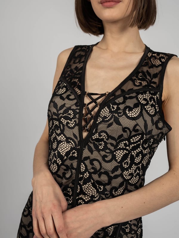Ajuste a medida
Forrado
Cerrado con una cremallera oculta y un gancho en el lado izquierdo
Con tirantes anchos
Con un diseño de encaje
Decorada con costuras modeladoras
Detalle de marca en el cuello
Hecho de tela de alta calidad