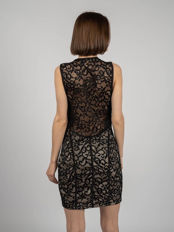 Ajuste a medida
Forrado
Cerrado con una cremallera oculta y un gancho en el lado izquierdo
Con tirantes anchos
Con un diseño de encaje
Decorada con costuras modeladoras
Detalle de marca en el cuello
Hecho de tela de alta calidad