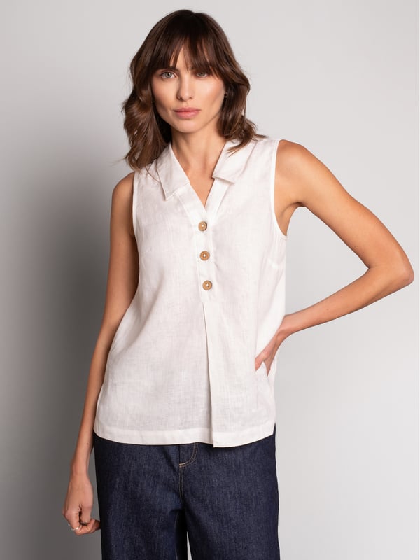 This woven sleeveless blouse features a polo collar with a V-neck and buttoned half placket. The box pleat detail at the front of the blouse adds fullness for a body-skimming, flattering silhouette. The coconut buttons and the stepped hem, complete the look. Crafted from crisp yarn-dyed linen, with a unique variegated look to the weave.