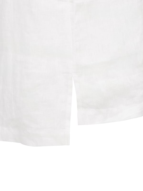 This woven sleeveless blouse features a polo collar with a V-neck and buttoned half placket. The box pleat detail at the front of the blouse adds fullness for a body-skimming, flattering silhouette. The coconut buttons and the stepped hem, complete the look. Crafted from crisp yarn-dyed linen, with a unique variegated look to the weave.