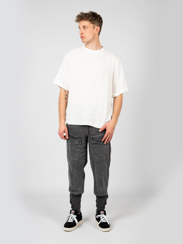 El corte suelto de estos pantalones ofrece no solo comodidad al usarlos, sino también libertad de movimiento, por lo que son perfectos tanto para el día a día como para escapadas de fin de semana fuera de la ciudad.

Con una amplia goma en la cintura, adicionalmente ajustable con un cordón, estos pantalones ofrecen un ajuste excelente al cuerpo, lo que los hace extremadamente cómodos y prácticos en cualquier situación.

Con piernas que se estrechan y rematadas con un elástico con botones, estos pantalones no solo lucen muy bien, sino que también permiten un fácil ajuste de la longitud de la pierna según las necesidades individuales.

En el frente, dos bolsillos proporcionan suficiente espacio para guardar objetos pequeños como llaves o un teléfono, haciéndolos extremadamente funcionales.

En las piernas, dos bolsillos adicionan no solo un aspecto estiloso, sino también practicidad, permitiendo guardar objetos más grandes al alcance de la mano.

Hechos de tela de alta calidad, estos pantalones garantizan no solo durabilidad, sino también placer al vestir, lo que los convierte en una excelente elección para cualquier época del año.

Producidos en Italia, estos pantalones reflejan los más altos estándares del artesanado europeo, combinando elegancia, funcionalidad y una calidad de confección excepcional.