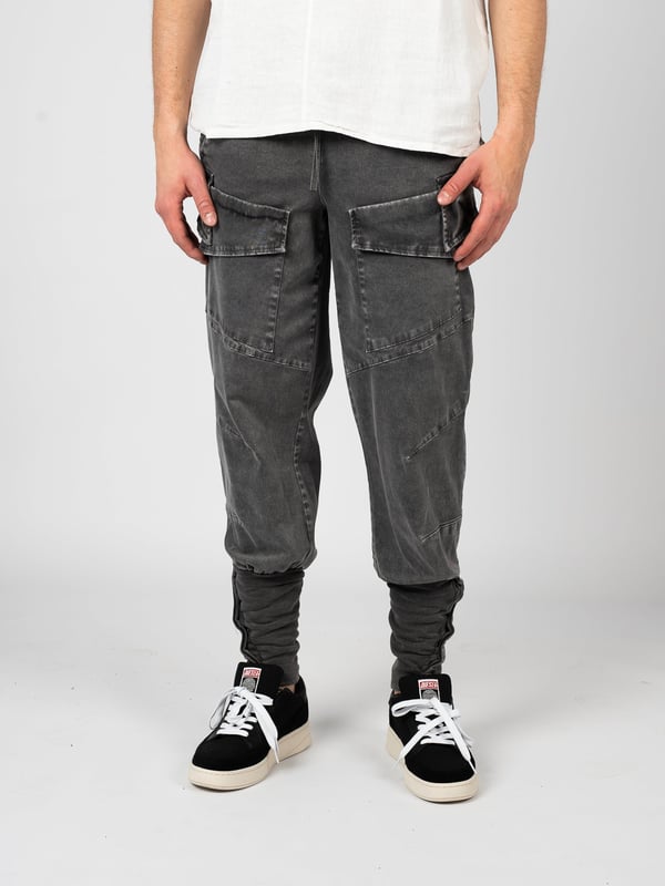 El corte suelto de estos pantalones ofrece no solo comodidad al usarlos, sino también libertad de movimiento, por lo que son perfectos tanto para el día a día como para escapadas de fin de semana fuera de la ciudad.

Con una amplia goma en la cintura, adicionalmente ajustable con un cordón, estos pantalones ofrecen un ajuste excelente al cuerpo, lo que los hace extremadamente cómodos y prácticos en cualquier situación.

Con piernas que se estrechan y rematadas con un elástico con botones, estos pantalones no solo lucen muy bien, sino que también permiten un fácil ajuste de la longitud de la pierna según las necesidades individuales.

En el frente, dos bolsillos proporcionan suficiente espacio para guardar objetos pequeños como llaves o un teléfono, haciéndolos extremadamente funcionales.

En las piernas, dos bolsillos adicionan no solo un aspecto estiloso, sino también practicidad, permitiendo guardar objetos más grandes al alcance de la mano.

Hechos de tela de alta calidad, estos pantalones garantizan no solo durabilidad, sino también placer al vestir, lo que los convierte en una excelente elección para cualquier época del año.

Producidos en Italia, estos pantalones reflejan los más altos estándares del artesanado europeo, combinando elegancia, funcionalidad y una calidad de confección excepcional.