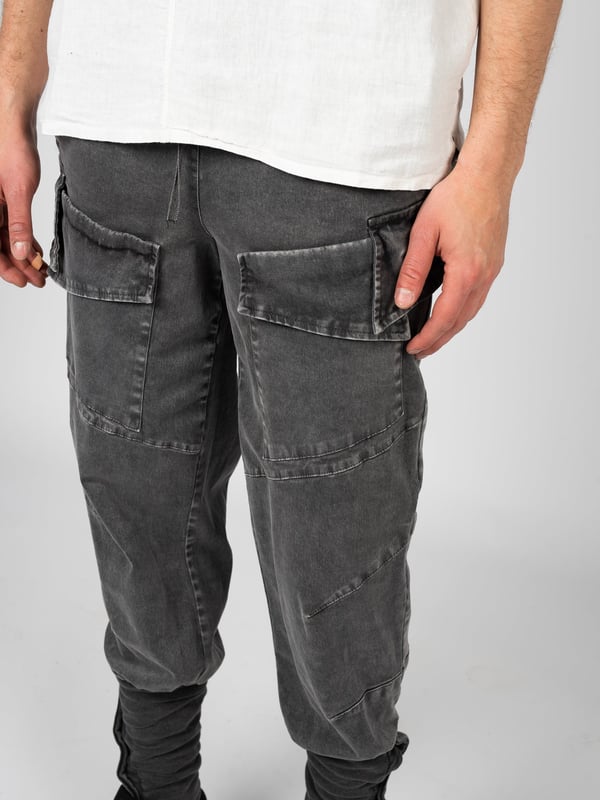 El corte suelto de estos pantalones ofrece no solo comodidad al usarlos, sino también libertad de movimiento, por lo que son perfectos tanto para el día a día como para escapadas de fin de semana fuera de la ciudad.

Con una amplia goma en la cintura, adicionalmente ajustable con un cordón, estos pantalones ofrecen un ajuste excelente al cuerpo, lo que los hace extremadamente cómodos y prácticos en cualquier situación.

Con piernas que se estrechan y rematadas con un elástico con botones, estos pantalones no solo lucen muy bien, sino que también permiten un fácil ajuste de la longitud de la pierna según las necesidades individuales.

En el frente, dos bolsillos proporcionan suficiente espacio para guardar objetos pequeños como llaves o un teléfono, haciéndolos extremadamente funcionales.

En las piernas, dos bolsillos adicionan no solo un aspecto estiloso, sino también practicidad, permitiendo guardar objetos más grandes al alcance de la mano.

Hechos de tela de alta calidad, estos pantalones garantizan no solo durabilidad, sino también placer al vestir, lo que los convierte en una excelente elección para cualquier época del año.

Producidos en Italia, estos pantalones reflejan los más altos estándares del artesanado europeo, combinando elegancia, funcionalidad y una calidad de confección excepcional.