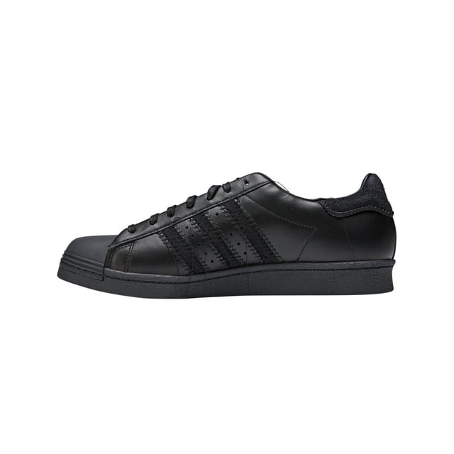 Y-3 Superstar Trainers in blackArguably one of adidas' most celebrated trainers  the iconic Superstar Shoes get an update from Y-3. They're fabricated in premium leather and suede materials. In a nod to the Japanese technique of Sashiko stitching  the trainers have accentuated and tonal stitching around the eyestay  heel tab  midsole and the signature 3-Stripes  with all threads intentionally hanging loosely. The classic rubber shell toe stands out even more with thick embroidery where the original lines usually are.- Y-3's take on the adidas Superstar shoes  inspired by traditional Sashiko stitching.- Lace closure- Leather and suede upper- Leather and canvas lining- Rubber outsole- Embroidered shell toe- Y-3 logo- Ref: HP3127