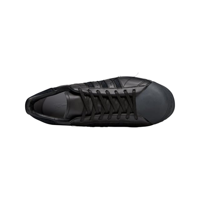 Y-3 Superstar Trainers in blackArguably one of adidas' most celebrated trainers  the iconic Superstar Shoes get an update from Y-3. They're fabricated in premium leather and suede materials. In a nod to the Japanese technique of Sashiko stitching  the trainers have accentuated and tonal stitching around the eyestay  heel tab  midsole and the signature 3-Stripes  with all threads intentionally hanging loosely. The classic rubber shell toe stands out even more with thick embroidery where the original lines usually are.- Y-3's take on the adidas Superstar shoes  inspired by traditional Sashiko stitching.- Lace closure- Leather and suede upper- Leather and canvas lining- Rubber outsole- Embroidered shell toe- Y-3 logo- Ref: HP3127