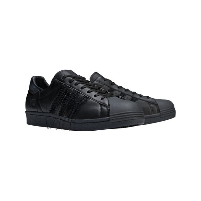 Y-3 Superstar Trainers in blackArguably one of adidas' most celebrated trainers  the iconic Superstar Shoes get an update from Y-3. They're fabricated in premium leather and suede materials. In a nod to the Japanese technique of Sashiko stitching  the trainers have accentuated and tonal stitching around the eyestay  heel tab  midsole and the signature 3-Stripes  with all threads intentionally hanging loosely. The classic rubber shell toe stands out even more with thick embroidery where the original lines usually are.- Y-3's take on the adidas Superstar shoes  inspired by traditional Sashiko stitching.- Lace closure- Leather and suede upper- Leather and canvas lining- Rubber outsole- Embroidered shell toe- Y-3 logo- Ref: HP3127