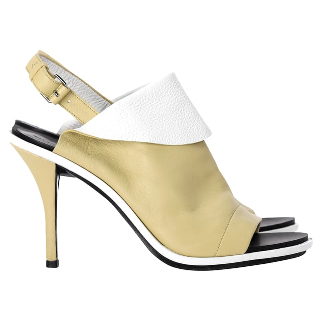 Empfohlener Verkaufspreis
Diese Sandalen sind nicht nur stilvoll, sondern bieten auch höchsten Komfort. Die Ledereinlegesohlen bieten eine gepolsterte und bequeme Passform, sodass Sie sie den ganzen Tag oder die ganze Nacht über tragen können. Gehen Sie selbstbewusst aus und erobern Sie die Herzen mit den Balenciaga Glove Peep Toe Sandalen, einem Paar, in dem Sie sich wie eine echte Modekönigin fühlen werden.

Balenciaga Glove Peep Toe Sandalen aus gelbem Leder
Zustand: gut
Gebrauchsspuren: Kleine Flecken, wenig getragen, aber sehr gut erhalten. Kleine Flecken an den Sohlen und Knickspuren, leichte Abnutzung an den Sohlen und Absätzen.
Verpackung: Keine
Farbe: Pastellgelb
Material: Leder
Größe: EU37
Maße: Absatzhöhe: 9; Innensohlenlänge: 23,5
SKU: BAPUITSH371668W