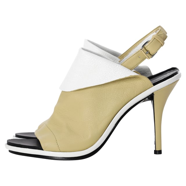 Empfohlener Verkaufspreis
Diese Sandalen sind nicht nur stilvoll, sondern bieten auch höchsten Komfort. Die Ledereinlegesohlen bieten eine gepolsterte und bequeme Passform, sodass Sie sie den ganzen Tag oder die ganze Nacht über tragen können. Gehen Sie selbstbewusst aus und erobern Sie die Herzen mit den Balenciaga Glove Peep Toe Sandalen, einem Paar, in dem Sie sich wie eine echte Modekönigin fühlen werden.

Balenciaga Glove Peep Toe Sandalen aus gelbem Leder
Zustand: gut
Gebrauchsspuren: Kleine Flecken, wenig getragen, aber sehr gut erhalten. Kleine Flecken an den Sohlen und Knickspuren, leichte Abnutzung an den Sohlen und Absätzen.
Verpackung: Keine
Farbe: Pastellgelb
Material: Leder
Größe: EU37
Maße: Absatzhöhe: 9; Innensohlenlänge: 23,5
SKU: BAPUITSH371668W