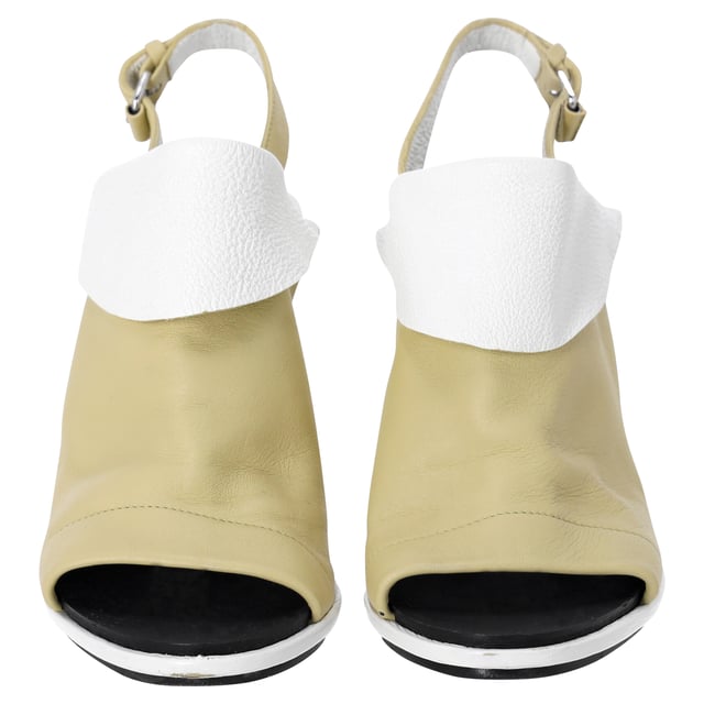 Empfohlener Verkaufspreis
Diese Sandalen sind nicht nur stilvoll, sondern bieten auch höchsten Komfort. Die Ledereinlegesohlen bieten eine gepolsterte und bequeme Passform, sodass Sie sie den ganzen Tag oder die ganze Nacht über tragen können. Gehen Sie selbstbewusst aus und erobern Sie die Herzen mit den Balenciaga Glove Peep Toe Sandalen, einem Paar, in dem Sie sich wie eine echte Modekönigin fühlen werden.

Balenciaga Glove Peep Toe Sandalen aus gelbem Leder
Zustand: gut
Gebrauchsspuren: Kleine Flecken, wenig getragen, aber sehr gut erhalten. Kleine Flecken an den Sohlen und Knickspuren, leichte Abnutzung an den Sohlen und Absätzen.
Verpackung: Keine
Farbe: Pastellgelb
Material: Leder
Größe: EU37
Maße: Absatzhöhe: 9; Innensohlenlänge: 23,5
SKU: BAPUITSH371668W
