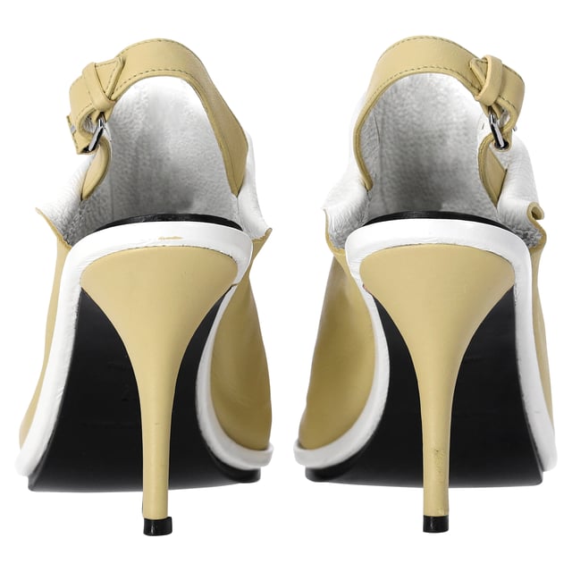 Empfohlener Verkaufspreis
Diese Sandalen sind nicht nur stilvoll, sondern bieten auch höchsten Komfort. Die Ledereinlegesohlen bieten eine gepolsterte und bequeme Passform, sodass Sie sie den ganzen Tag oder die ganze Nacht über tragen können. Gehen Sie selbstbewusst aus und erobern Sie die Herzen mit den Balenciaga Glove Peep Toe Sandalen, einem Paar, in dem Sie sich wie eine echte Modekönigin fühlen werden.

Balenciaga Glove Peep Toe Sandalen aus gelbem Leder
Zustand: gut
Gebrauchsspuren: Kleine Flecken, wenig getragen, aber sehr gut erhalten. Kleine Flecken an den Sohlen und Knickspuren, leichte Abnutzung an den Sohlen und Absätzen.
Verpackung: Keine
Farbe: Pastellgelb
Material: Leder
Größe: EU37
Maße: Absatzhöhe: 9; Innensohlenlänge: 23,5
SKU: BAPUITSH371668W