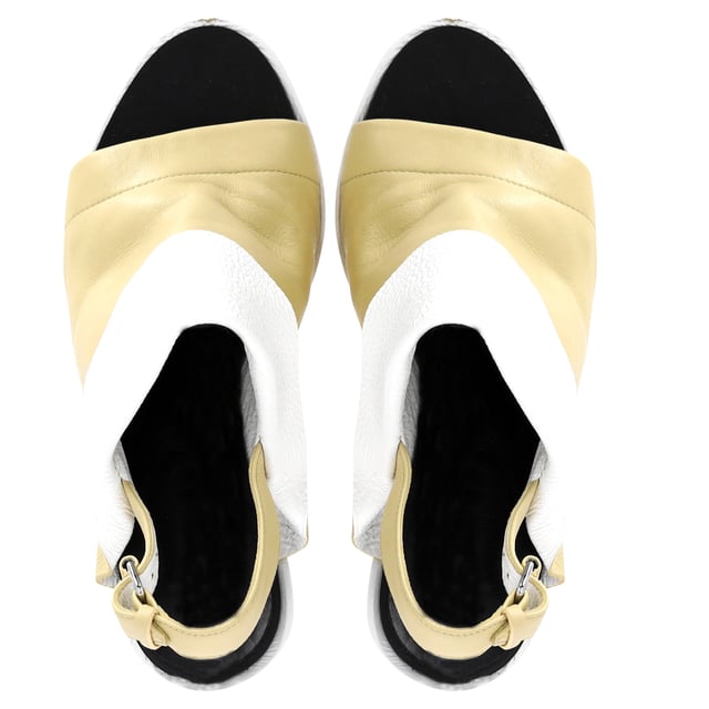 Empfohlener Verkaufspreis
Diese Sandalen sind nicht nur stilvoll, sondern bieten auch höchsten Komfort. Die Ledereinlegesohlen bieten eine gepolsterte und bequeme Passform, sodass Sie sie den ganzen Tag oder die ganze Nacht über tragen können. Gehen Sie selbstbewusst aus und erobern Sie die Herzen mit den Balenciaga Glove Peep Toe Sandalen, einem Paar, in dem Sie sich wie eine echte Modekönigin fühlen werden.

Balenciaga Glove Peep Toe Sandalen aus gelbem Leder
Zustand: gut
Gebrauchsspuren: Kleine Flecken, wenig getragen, aber sehr gut erhalten. Kleine Flecken an den Sohlen und Knickspuren, leichte Abnutzung an den Sohlen und Absätzen.
Verpackung: Keine
Farbe: Pastellgelb
Material: Leder
Größe: EU37
Maße: Absatzhöhe: 9; Innensohlenlänge: 23,5
SKU: BAPUITSH371668W