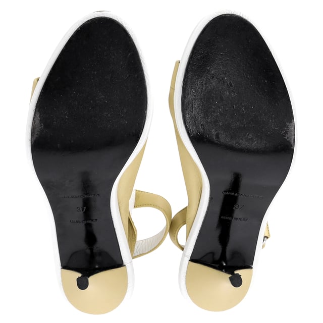 Empfohlener Verkaufspreis
Diese Sandalen sind nicht nur stilvoll, sondern bieten auch höchsten Komfort. Die Ledereinlegesohlen bieten eine gepolsterte und bequeme Passform, sodass Sie sie den ganzen Tag oder die ganze Nacht über tragen können. Gehen Sie selbstbewusst aus und erobern Sie die Herzen mit den Balenciaga Glove Peep Toe Sandalen, einem Paar, in dem Sie sich wie eine echte Modekönigin fühlen werden.

Balenciaga Glove Peep Toe Sandalen aus gelbem Leder
Zustand: gut
Gebrauchsspuren: Kleine Flecken, wenig getragen, aber sehr gut erhalten. Kleine Flecken an den Sohlen und Knickspuren, leichte Abnutzung an den Sohlen und Absätzen.
Verpackung: Keine
Farbe: Pastellgelb
Material: Leder
Größe: EU37
Maße: Absatzhöhe: 9; Innensohlenlänge: 23,5
SKU: BAPUITSH371668W