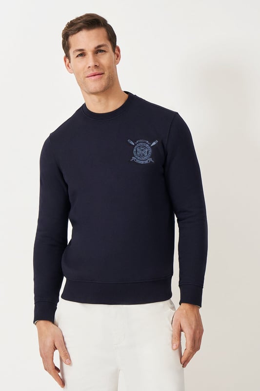 Mens Navy Crest Logo Sweatshirt A supersoft crewneck sweatshirt in dark navy blue. Signed with Salcombe crest embroidery, and crafted from a cotton-rich blend, it's just what your casual collection needs. The perfect mix of comfort and heritage style.
As clearance stock, brand labels have either been pen marked or removed.