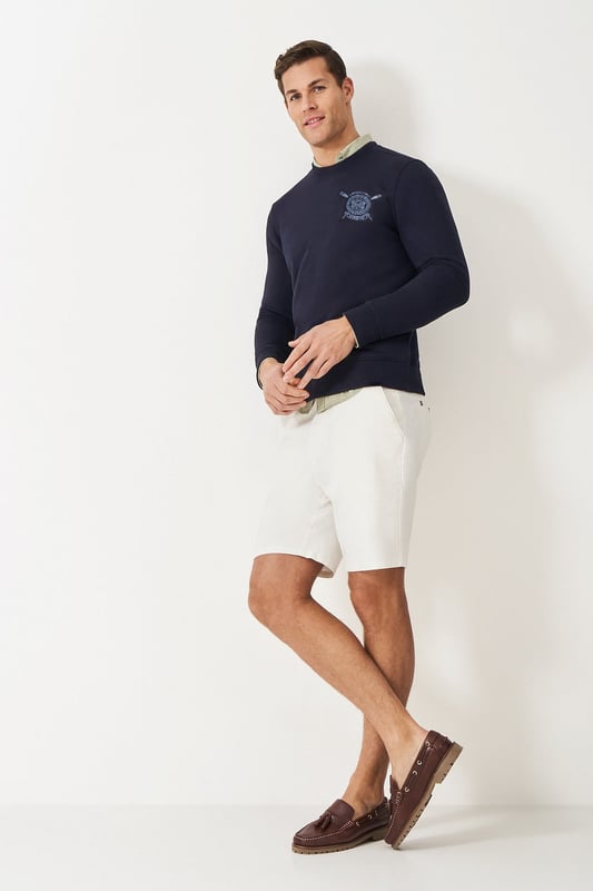 Mens Navy Crest Logo Sweatshirt A supersoft crewneck sweatshirt in dark navy blue. Signed with Salcombe crest embroidery, and crafted from a cotton-rich blend, it's just what your casual collection needs. The perfect mix of comfort and heritage style.
As clearance stock, brand labels have either been pen marked or removed.